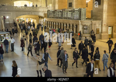 Ora di punta al Grand Central Terminal, dove i lavoratori scorrono a Manhattan da tutta l'area dei tre stati in treno e metropolitana per lavorare ogni giorno. Foto Stock