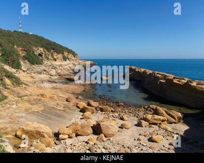 Vista del Capo Yehliu a Yehliu Geopark, Wanli, Taiwan, di giorno, con cielo blu Foto Stock