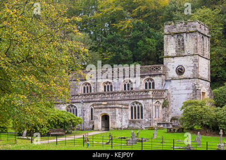 Chiesa di San Pietro a Stourton, Wiltshire, Inghilterra, Regno Unito nel mese di ottobre Foto Stock