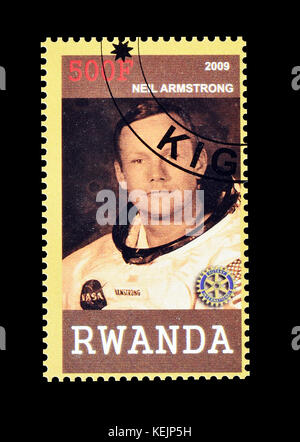 Francobollo cancellato stampato dal Ruanda, che mostra Neil Armstrong. Foto Stock