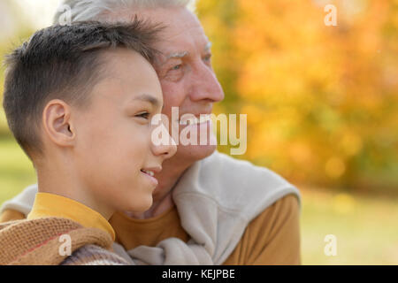 Nonno e nipote nel parco autunnali Foto Stock