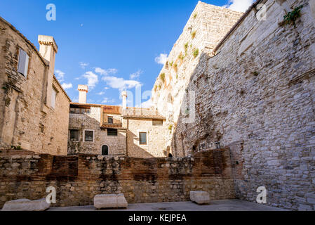 Un residuo del muro medievale che circonda la Città Vecchia di Spalato, Croazia Foto Stock