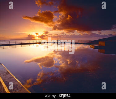 Isole del Canale. Guernsey. Saint Peter Port. Maree piscine di balneazione a sunrise. Foto Stock