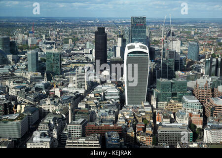 Una vista da shard guardando a nord verso il centro internazionale di business bancario e che è la città di Londra. Foto Stock