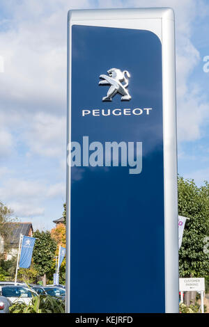 Peugeot segno su una Peugeot concessionaria le vendite di automobili e il piazzale antistante, Carrington, Nottingham, Inghilterra, Regno Unito Foto Stock