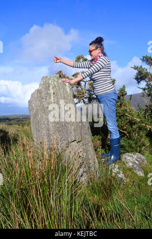 Femmina pendolo Dowsing Ardgroom Stone Circle, County Cork, Irlanda - John Gollop Foto Stock