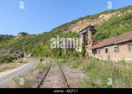 Miniera abbandonata - Cava nei pressi di una ferrovia abbandonata in linea kucevo, Serbia orientale. Gli edifici e gli impianti industriali sono di sinistra a decadimento di immagine Foto Stock