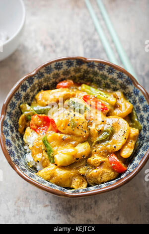 Verde katsu pollo al curry. cuocere il riso al gelsomino con cotto pollo marinato in noce di cocco, la salsa di soia, servita con verdure. Foto Stock