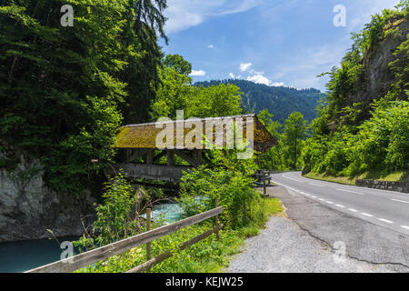 Coperta tradizionale ponte di legno in montagna svizzera Foto Stock