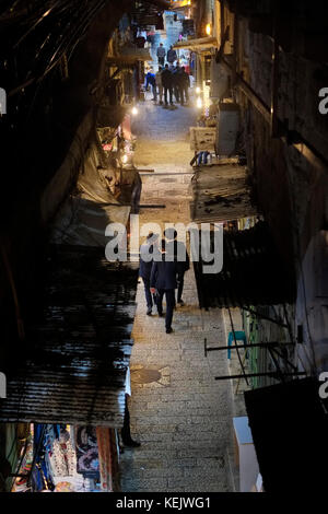 Ebrei ortodossi che camminano lungo via David nella città vecchia Mercato a Gerusalemme Est Israele Foto Stock