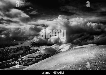 In bianco e nero in inverno Stara Planina, "vecchio" di montagna al confine tra Serbia e Bulgaria Foto Stock