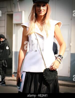 Parigi, Francia. 26 Sep, 2017. donna sulla strada durante la settimana della moda di Parigi. Credito: Mauro del signore/Pacific press/alamy live news Foto Stock