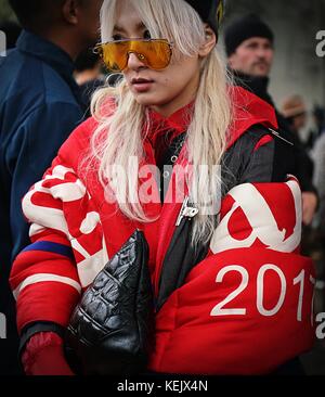 Parigi, Francia. 01 ott 2017. donna sulla strada durante la settimana della moda di Parigi. Credito: Mauro del signore/Pacific press/alamy live news Foto Stock