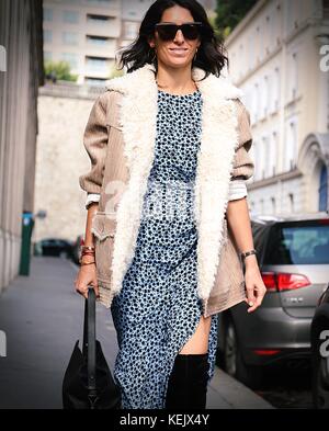 Parigi, Francia. 26 Sep, 2017. donna sulla strada durante la settimana della moda di Parigi. Credito: Mauro del signore/Pacific press/alamy live news Foto Stock