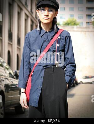 Parigi, Francia. 26 Sep, 2017. donna sulla strada durante la settimana della moda di Parigi. Credito: Mauro del signore/Pacific press/alamy live news Foto Stock