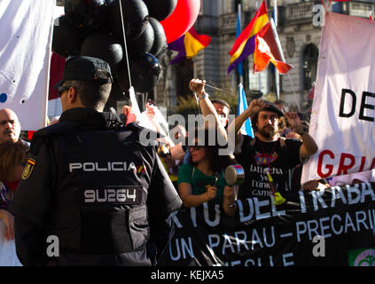 Oviedo, Spagna. Xx oct, 2017. due dimostrazioni durante la presentazione del Principe delle Asturie awards uno per l'unità della Spagna e un altro fuori vergogna e repubblicani credito: mercedes menendez/Pacific press/alamy live news Foto Stock