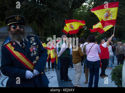 Oviedo, Spagna. Xx oct, 2017. due dimostrazioni durante la presentazione del Principe delle Asturie awards uno per l'unità della Spagna e un altro fuori vergogna e repubblicani credito: mercedes menendez/Pacific press/alamy live news Foto Stock