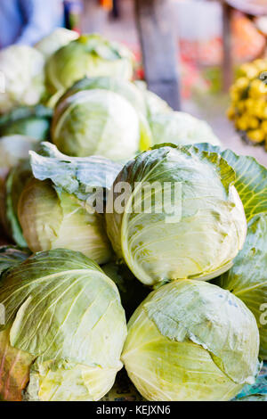 Teste di fresco di cavolo a produrre stand. Foto Stock