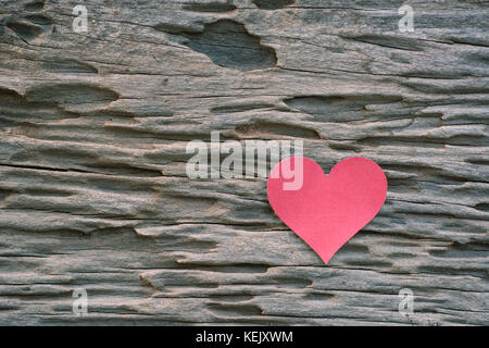 Rosso di carta vuoto nota con forma di cuore su grunge sfondo di legno Foto Stock