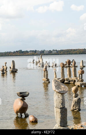 2017 inukshuks: per più di trenta anni inukshuks, bilanciato o sculture di roccia, sono stati a remics rapids sul fiume Ottawa appena ad ovest del centro cittadino di ot Foto Stock