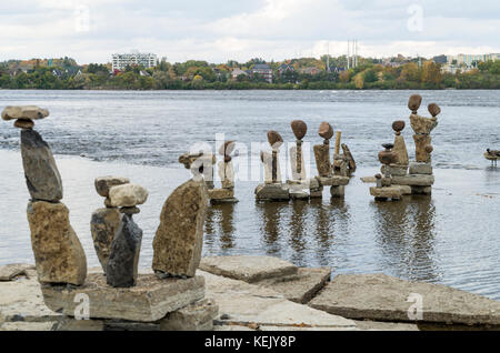 2017 inukshuks: per più di trenta anni inukshuks, bilanciato o sculture di roccia, sono stati a remics rapids sul fiume Ottawa appena ad ovest del centro cittadino di ot Foto Stock