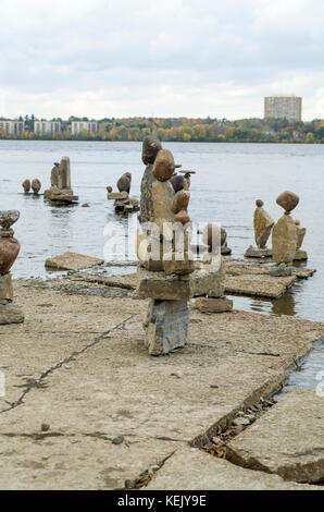 2017 inukshuks: per più di trenta anni inukshuks, bilanciato o sculture di roccia, sono stati a remics rapids sul fiume Ottawa appena ad ovest del centro cittadino di ot Foto Stock