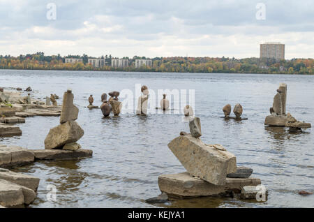 2017 inukshuks: per più di trenta anni inukshuks, bilanciato o sculture di roccia, sono stati a remics rapids sul fiume Ottawa appena ad ovest del centro cittadino di ot Foto Stock