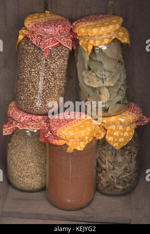 Indian erbe e spezie in vasi di vetro a kew giardini botanici Foto Stock