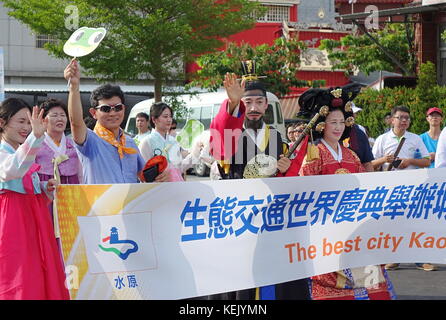 Kaohsiung, Taiwan -- 1 ottobre 2017: coreano delegati in abito tradizionale entra a far parte di una street parade presso l'apertura del 2017 ecomobility festival. Foto Stock