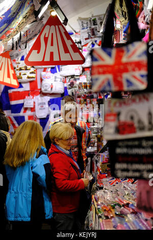 Pressione di stallo di souvenir, mercato di Camden Town, Londra, Regno Unito Foto Stock