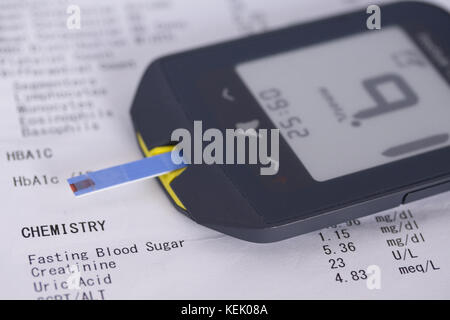 Misuratore di sangue per diabete che indica il risultato del test Foto Stock