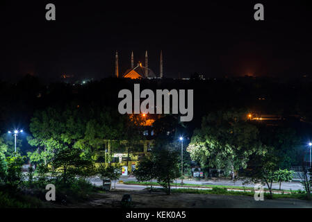 Vista di Shah Faisal dalla Moschea Blu, area di islamabad in Pakistan. vista notturna di Islamabad Foto Stock