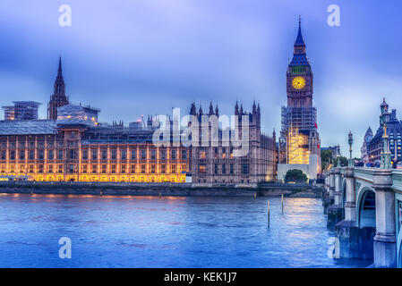 London, Regno Unito: il Palazzo di Westminster con il Big Ben, Elizabeth tower, visto attraverso il fiume Tamigi Foto Stock