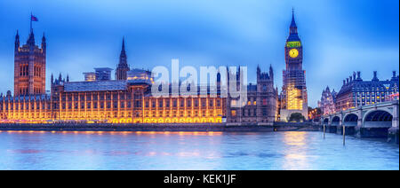 London, Regno Unito: il Palazzo di Westminster con il Big Ben, Elizabeth tower, visto attraverso il fiume Tamigi Foto Stock