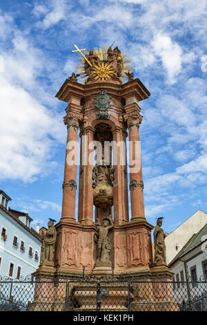 Peste monumentale colonna di svata trojica Square nella città storica di Banska Stiavnica, Slovacchia Foto Stock