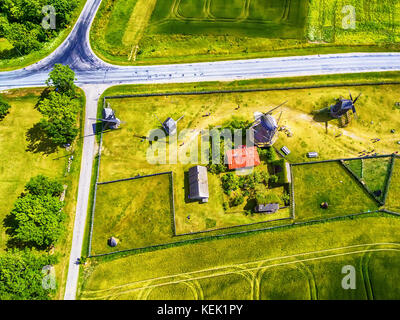 Isola di saarema, Estonia: veduta aerea di campi estivi e angla mulini a vento in parrocchia leisi Foto Stock