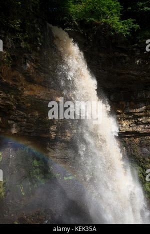 Rainbow visto nella caduta di acqua di forza hardraw vicino hawes nel Yorkshire Dales National Park, Inghilterra. Foto Stock