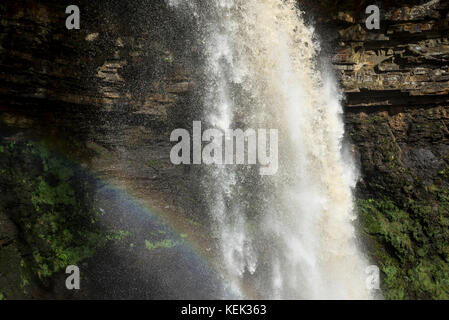 Rainbow visto nella caduta di acqua di forza hardraw vicino hawes nel Yorkshire Dales National Park, Inghilterra. Foto Stock