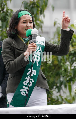 Tokyo, Giappone. 21 ottobre 2017. Yuriko Koike, governatore di Tokyo e leader del nuovo partito nazionale, Kibo no To (Partito della speranza), tiene un discorso di strada fuori dalla stazione di Shinjuku il 21 ottobre 2017, Tokyo, Giappone. Koike era lì per sostenere Kibo no al candidato Kaoru Matsuzawa un giorno prima delle elezioni della camera bassa del 22 ottobre nel tentativo di rovesciare il partito Liberal Democratico al potere. Crediti: Rodrigo Reyes Marin/AFLO/Alamy Live News Foto Stock