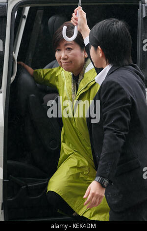 Tokyo, Giappone. 21 ottobre 2017. Yuriko Koike, governatore di Tokyo e leader del nuovo partito nazionale, Kibo no to (Partito della speranza), partecipa ad un evento della campagna fuori dalla stazione di Shinjuku il 21 ottobre 2017, Tokyo, Giappone. Koike era lì per sostenere Kibo no al candidato Kaoru Matsuzawa un giorno prima delle elezioni della camera bassa del 22 ottobre nel tentativo di rovesciare il partito Liberal Democratico al potere. Crediti: Rodrigo Reyes Marin/AFLO/Alamy Live News Foto Stock