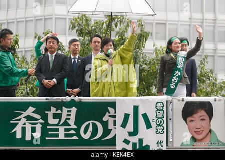 Tokyo, Giappone. 21 ottobre 2017. Yuriko Koike, governatore di Tokyo e leader del nuovo partito nazionale, Kibo no To (Partito della speranza), tiene un discorso di strada fuori dalla stazione di Shinjuku il 21 ottobre 2017, Tokyo, Giappone. Koike era lì per sostenere Kibo no al candidato Kaoru Matsuzawa un giorno prima delle elezioni della camera bassa del 22 ottobre nel tentativo di rovesciare il partito Liberal Democratico al potere. Crediti: Rodrigo Reyes Marin/AFLO/Alamy Live News Foto Stock