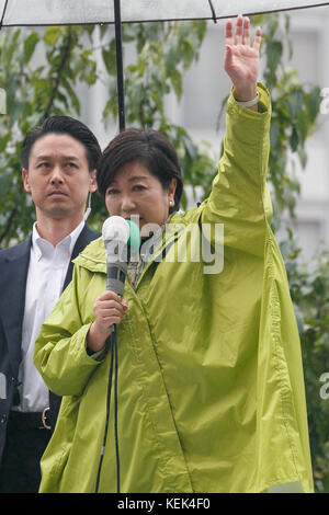 Tokyo, Giappone. 21 ottobre 2017. Yuriko Koike, governatore di Tokyo e leader del nuovo partito nazionale, Kibo no To (Partito della speranza), tiene un discorso di strada fuori dalla stazione di Shinjuku il 21 ottobre 2017, Tokyo, Giappone. Koike era lì per sostenere Kibo no al candidato Kaoru Matsuzawa un giorno prima delle elezioni della camera bassa del 22 ottobre nel tentativo di rovesciare il partito Liberal Democratico al potere. Crediti: Rodrigo Reyes Marin/AFLO/Alamy Live News Foto Stock