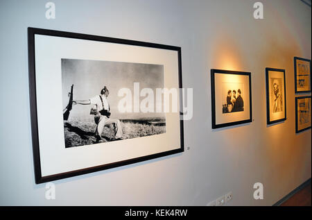 Bassano del grappa, veneto, Italia. Xxi oct, 2017. 16.09.2017 - 22.01.2018. Robert Capa retrospettiva. Il più importante fotogiornalista nel mondo attraverso 97 immagini in bianco e nero che traccia i principali conflitti del XX secolo visualizzati in undici sezioni : Copenhagen 1932, Francia 1936-1939, Cina 1938, spagna 1936-1939, guerra mondiale II 1939-1945, Francia 1944, Germania 1945, Europa orientale 1947-1949, Israele 1948-1950, Indocina 1954 è accompagnata dalla serie intitolata Ritratti, con fotografie di amici e artisti Gary Cooper, Ernest Hemingway, Ingrid Bergman, Pablo Picasso, Foto Stock