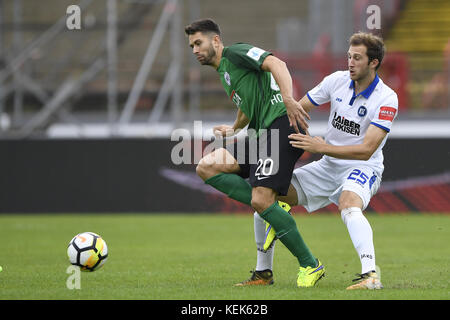 Muenster, Germania. 21 ottobre 2017. Philipp Hoffmann (Muenster, l.) contro Jonas Foehrenbach (KSC, r.). GES/ Fussball/ 3. Liga: Preussen Muenster - Karlsruher SC, 21.10.2017 calcio/calcio: 3a Lega: Preussen Muenster vs Karlsruher SC, Muenster, 21 ottobre 2017 |utilizzo in tutto il mondo credito: dpa/Alamy Live News Foto Stock