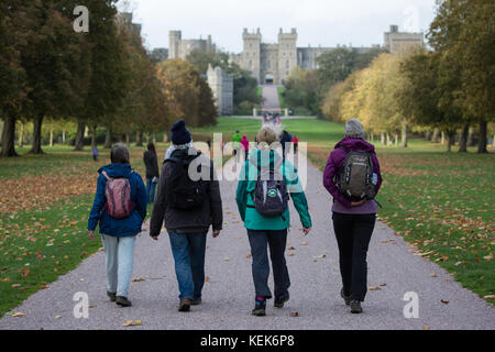 Windsor, Regno Unito. Il 21 ottobre, 2017. i turisti a piedi tra le docce sulla lunga passeggiata in Windsor Great Park come Brian Storm passa attraverso il Regno Unito. Credito: mark kerrison/alamy live news Foto Stock