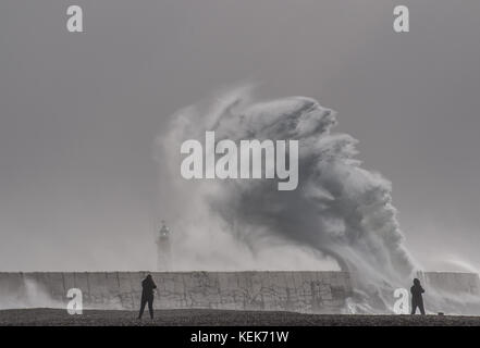 Newhaven, East Sussex, Regno Unito. 21 ottobre.Scene Impressionanti sulla costa meridionale mentre il vento di Storm Brian frusta il mare in una frenesia. Molti fotografi e turisti si sono introndati per testimoniare lo spettacolo. Foto Stock