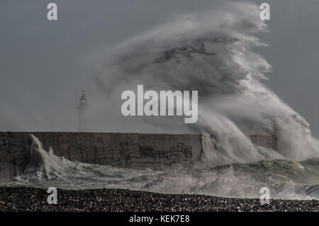 Newhaven, East Sussex, Regno Unito. 21 ottobre.Scene Impressionanti sulla costa meridionale mentre il vento di Storm Brian frusta il mare in una frenesia. Molti fotografi e turisti si sono introndati per testimoniare lo spettacolo. Foto Stock