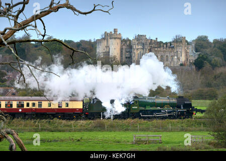 Arundel, West Sussex. 21 ottobre 2017: il 90 anno vecchio Royal Scot locomotiva a vapore passando Arundel Castle sul suo cammino a Londra dopo un tour di Sussex località di mare. © Peter Cripps/Alamy Live News Foto Stock