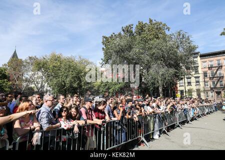 New York, Stati Uniti. 21st ottobre 2017. New YORK, NY - 21 OTTOBRE: I cani in costume partecipano alla 27th Annual Tompkins Square Halloween Dog Parade di Tompkins Square Park il 21 ottobre 2017 a New York City. Più di 500 animali indossano costumi a quello che è conosciuto come uno dei più grandi eventi di Halloween cani negli Stati Uniti. (Foto: William VOLCOV/BRAZIL PHOTO PRESS) credito: Brasile Photo Press/Alamy Live News Foto Stock