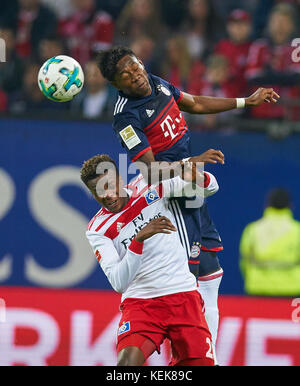 Amburgo, Germania. Il 21 ottobre, 2017. 1. div della lega calcio tedesca di Amburgo, ottobre 21, 2017 David alaba, fcb 27 competere per la sfera contro gedeone jung, hsv 28 hamburger sv - FC Bayern muenchen 0-1 1.division della lega calcio tedesca , Amburgo a ottobre 21, 2017, stagione 2017/2018 © Peter schatz / alamy live news Foto Stock